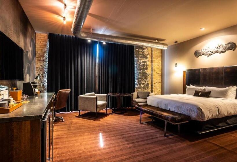 חדר סטודיו סטנדרד, The Iron Horse