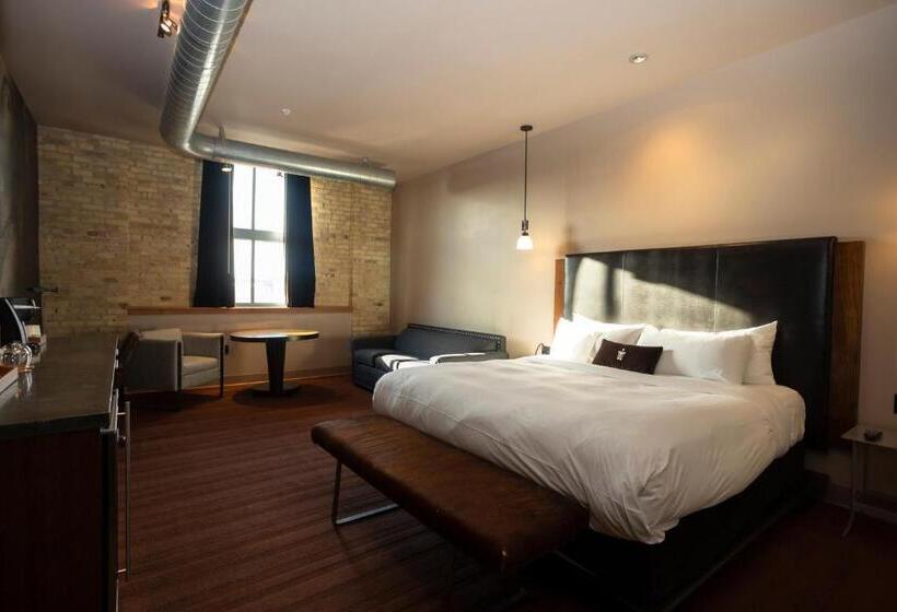 חדר סטודיו סטנדרד, The Iron Horse