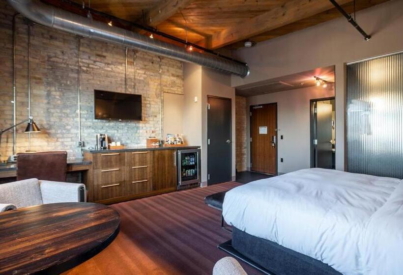 חדר פרמיום, The Iron Horse