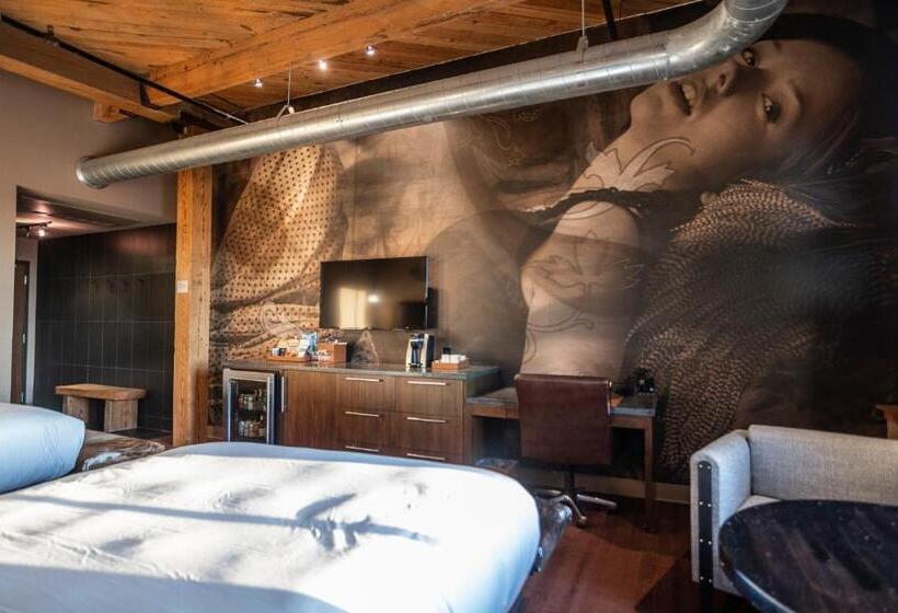 חדר פרמיום, The Iron Horse