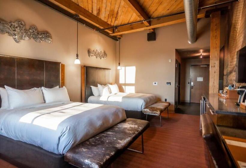 חדר פרמיום, The Iron Horse