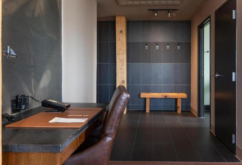 חדר סטודיו סטנדרד, The Iron Horse