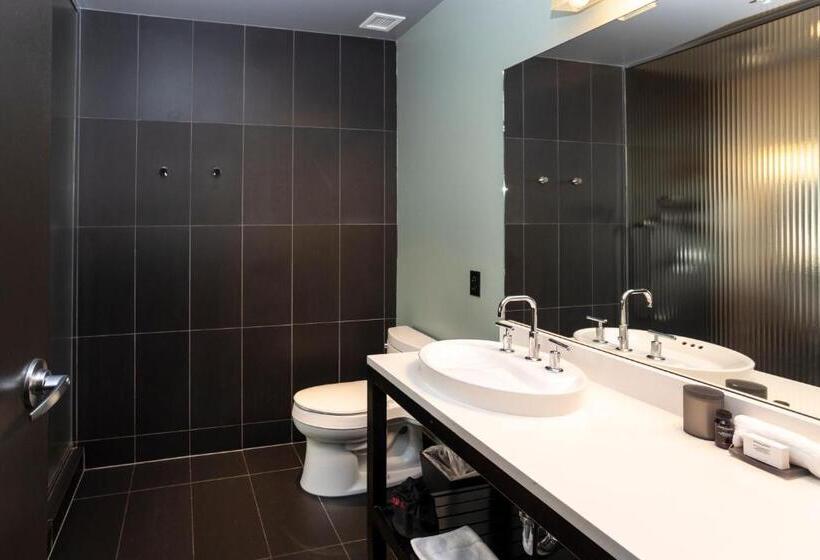 חדר סטודיו סטנדרד, The Iron Horse