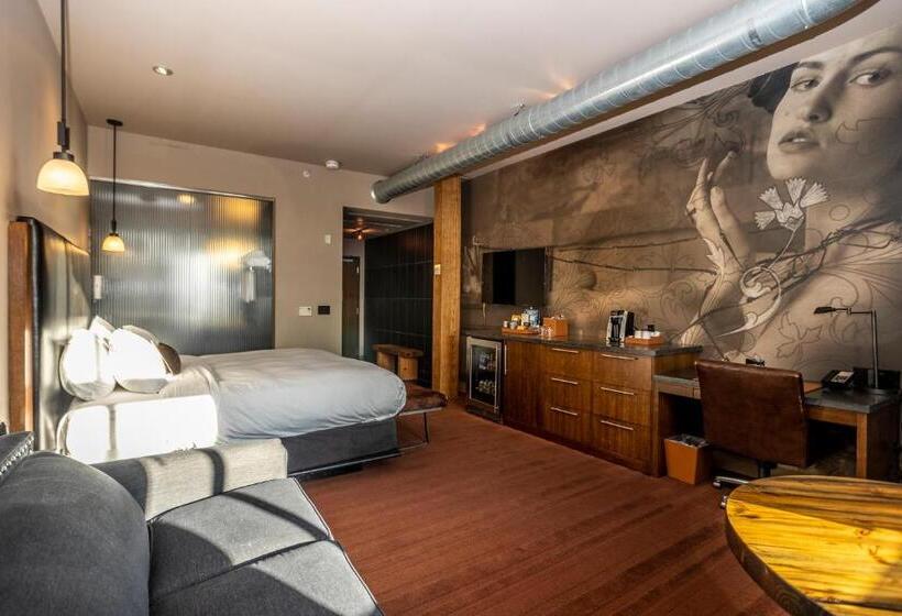 חדר סטודיו סטנדרד, The Iron Horse