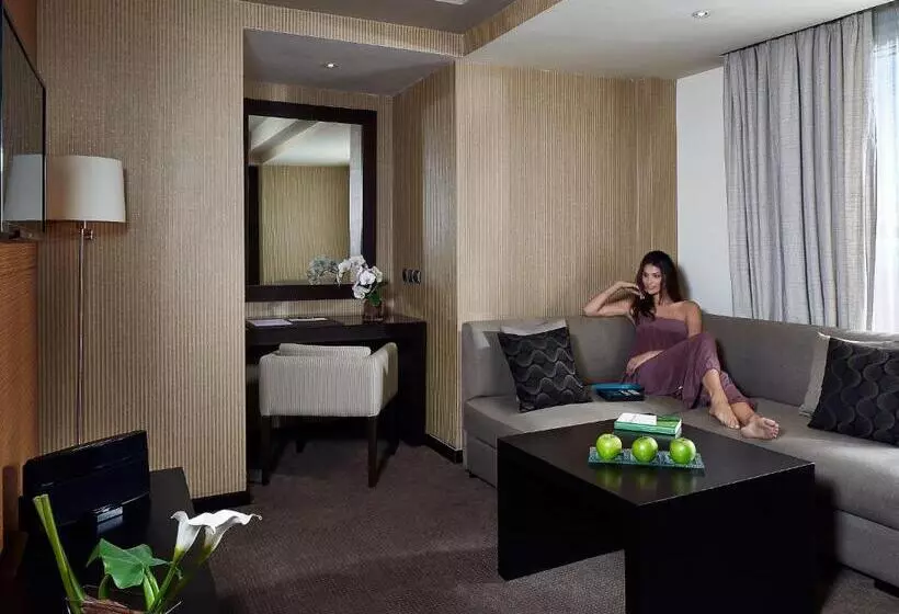 سوییت پرستیژ, Villa Blanca Urban