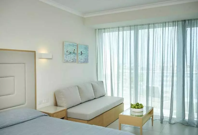 اتاق اساندارد با چشم‌انداز جانبی به دریا, Sunrise Beach