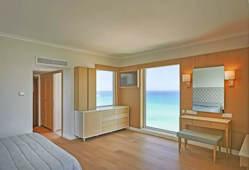 سوییت با چشم‌انداز دریا, Sunrise Beach