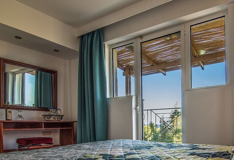 ویلای 1 خوابه با چشمانداز دریا, The Small Village