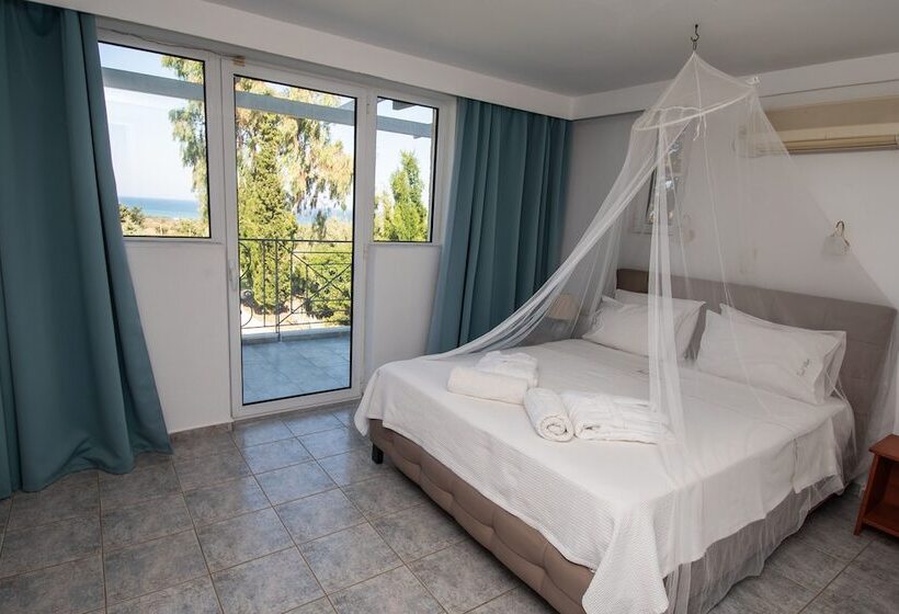 سوئیت 2 خوابه, The Small Village