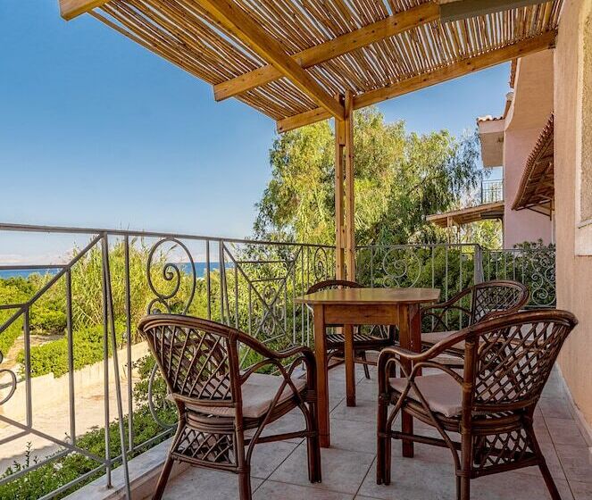 سوئیت 2 خوابه, The Small Village