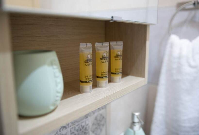 سوئیت 2 خوابه, The Small Village