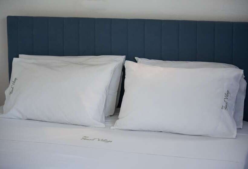 ویلای استاندارد با چشمانداز باغ, The Small Village