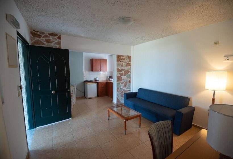 ویلای استاندارد با چشمانداز باغ, The Small Village