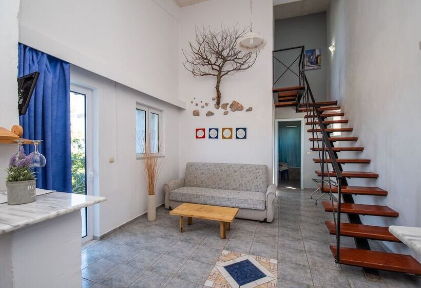 ویلای استاندارد با چشمانداز باغ, The Small Village