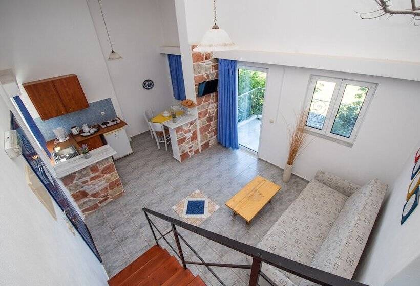 ویلای استاندارد با چشمانداز باغ, The Small Village