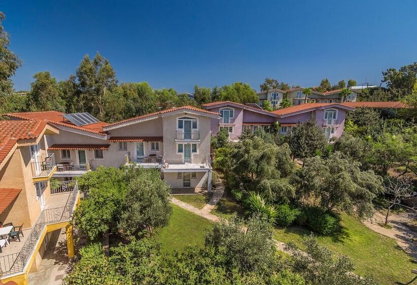 اتاق دوبلکس, The Small Village