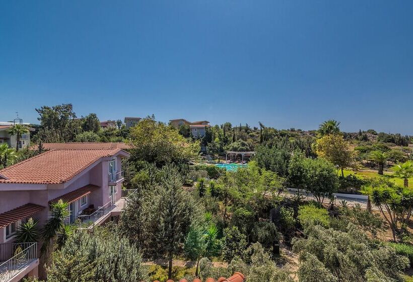 اتاق دوبلکس, The Small Village