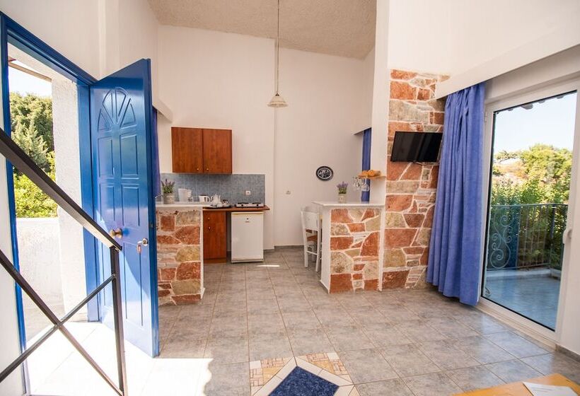 اتاق دوبلکس, The Small Village