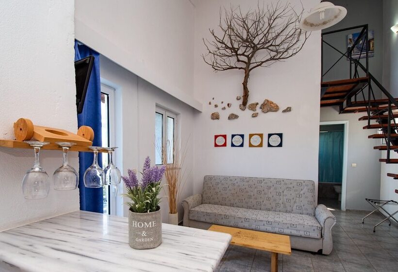 اتاق دوبلکس, The Small Village