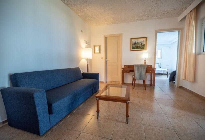 آپارتمان 1 خوابه, The Small Village