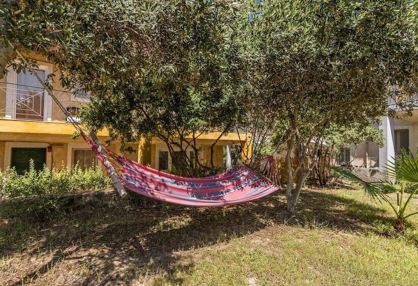 آپارتمان 1 خوابه, The Small Village