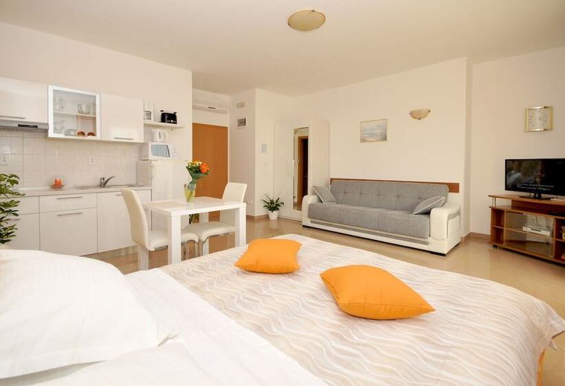 סטודיו סטנדרט עם מרפסת, Apartmani Trogir