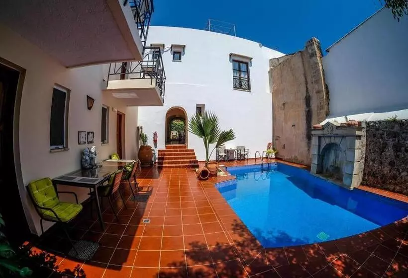 プールの見える1ベッドルームアパートメント, Calergi Residence Monthly Offers