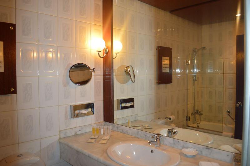 اتاق لوکس, Century Park