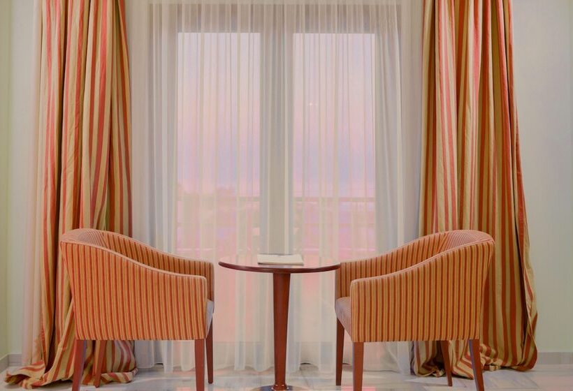 اتاق اجرایی با چشمانداز باغ, Nefeli