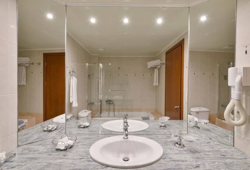 اتاق اجرایی با چشمانداز دریا, Nefeli