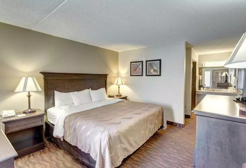 اتاق استاندارد, Quality Inn West