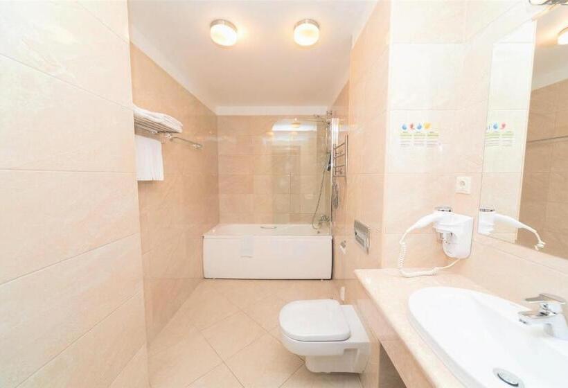 اتاق خانوادگی, Gertrude Hotel Self Check In