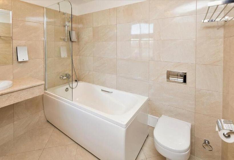 اتاق خانوادگی, Gertrude Hotel Self Check In