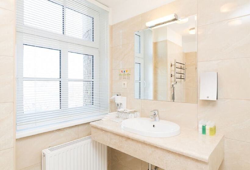 اتاق خانوادگی, Gertrude Hotel Self Check In