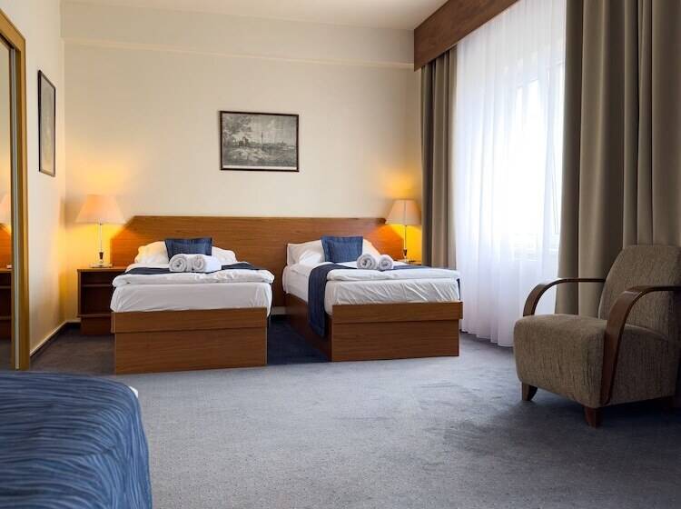 スタンダードトリプルルーム, Theresia