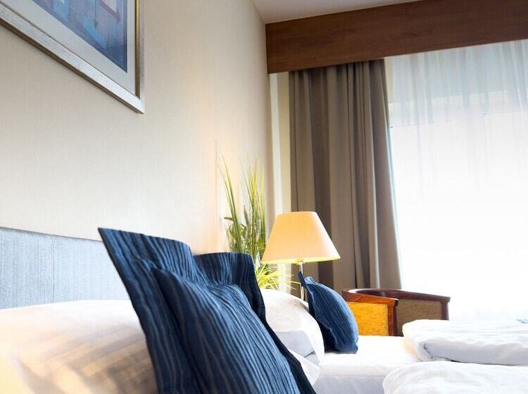 スタンダードトリプルルーム, Theresia