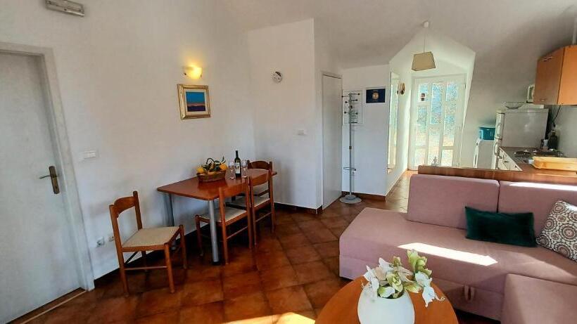 דירת חדר עם נוף לים ומרפסת, Villa Elly