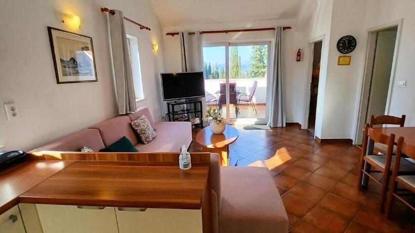 דירת חדר עם נוף לים ומרפסת, Villa Elly