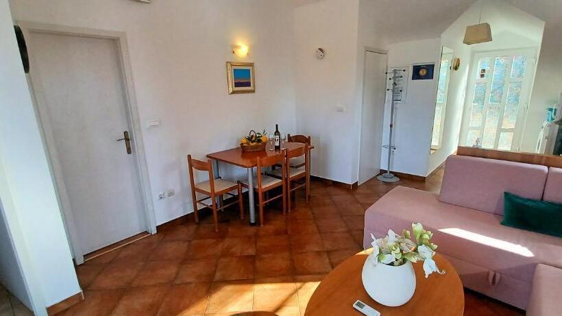 דירת חדר עם נוף לים ומרפסת, Villa Elly