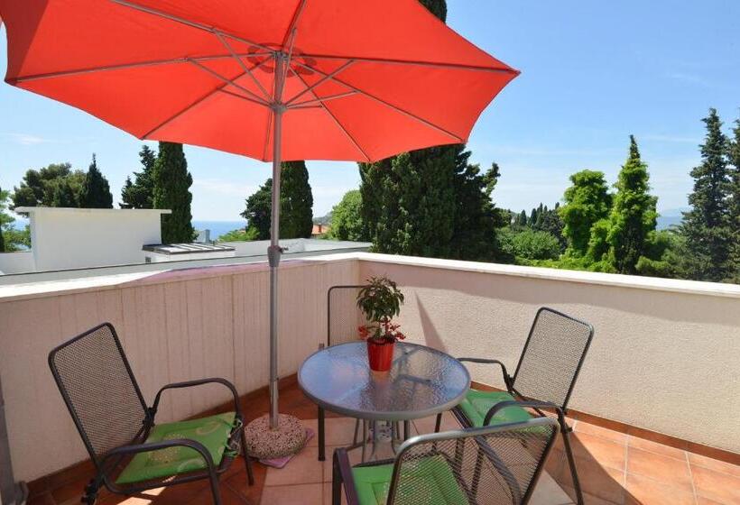 דירת חדר עם נוף לים ומרפסת, Villa Elly