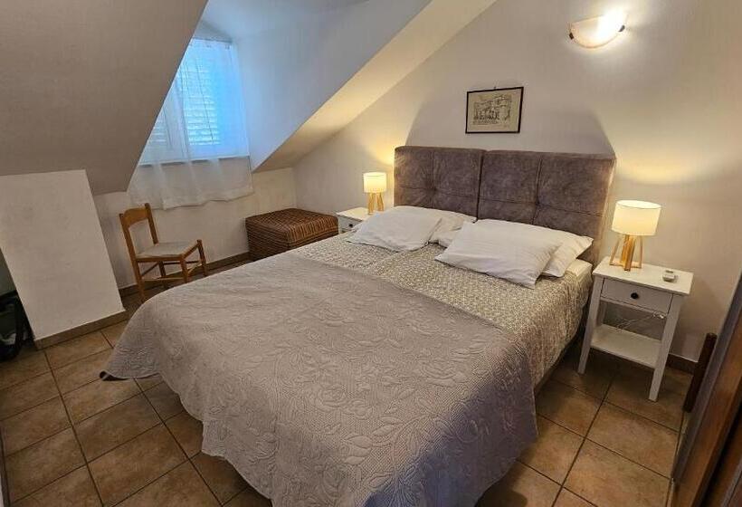 דירת חדר עם נוף לים ומרפסת, Villa Elly