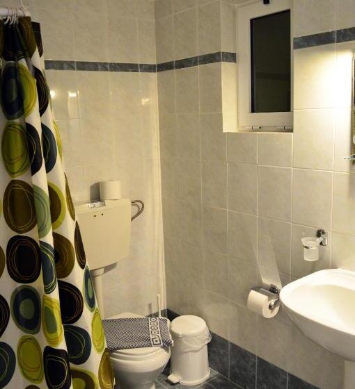 חדר סטנדרט לשלושה, Alexandros