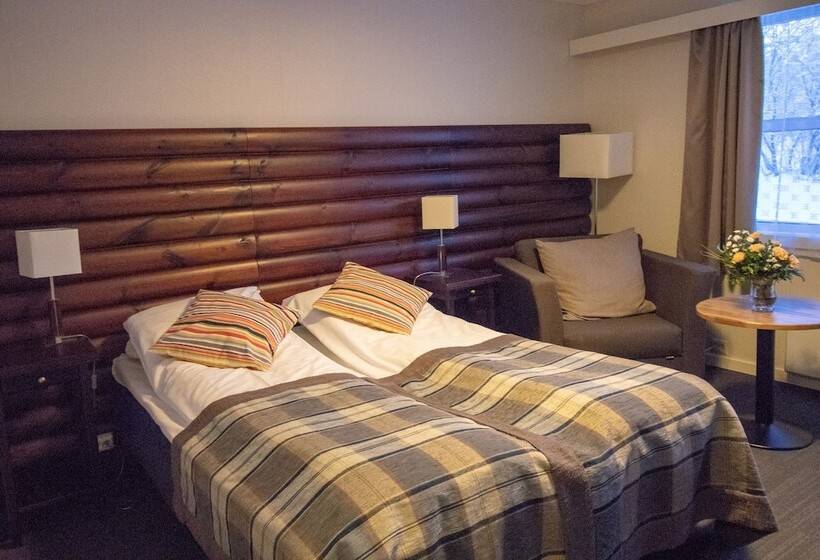 غرفة عائلية, Lakselv