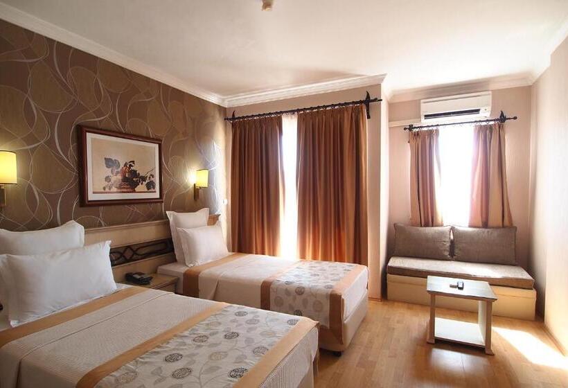 غرفة عائلية, Romance Beach