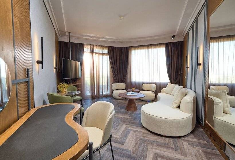 جناح جونيور, Royal Hotel Thessaloniki