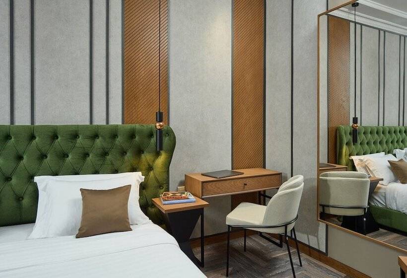 جناح جونيور, Royal Hotel Thessaloniki