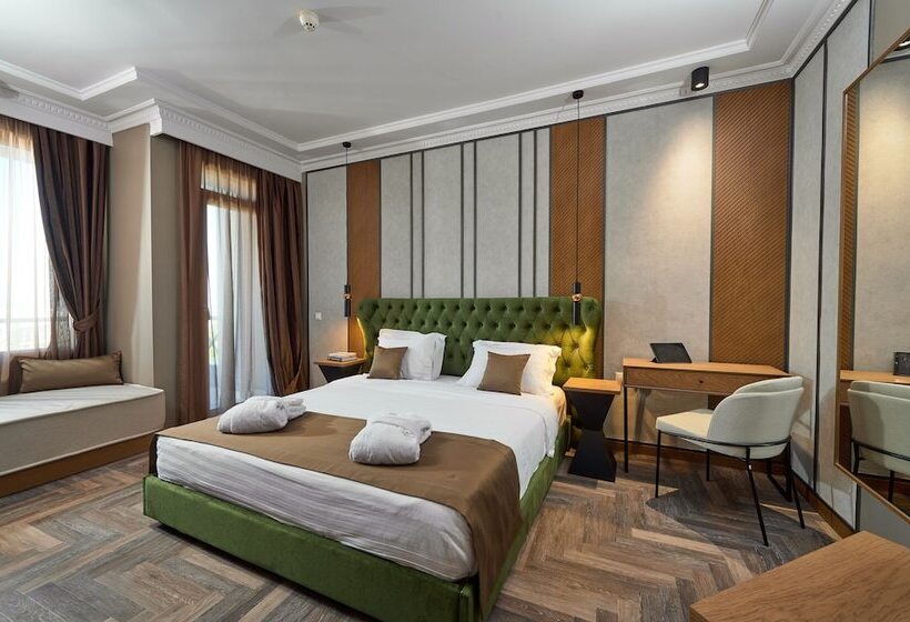 جناح جونيور, Royal Hotel Thessaloniki