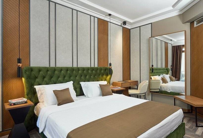 جناح جونيور, Royal Hotel Thessaloniki