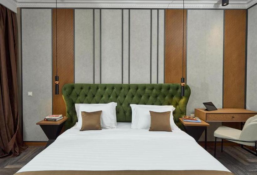 جناح جونيور, Royal Hotel Thessaloniki