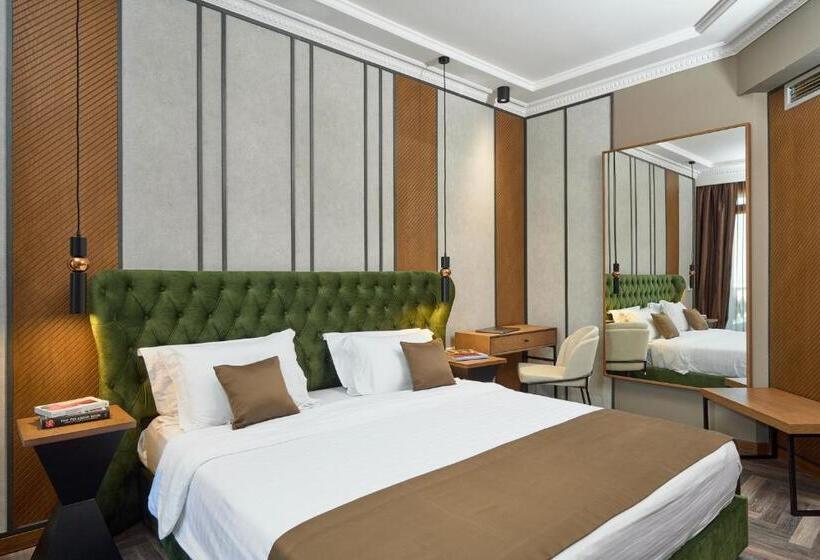 جناح جونيور, Royal Hotel Thessaloniki